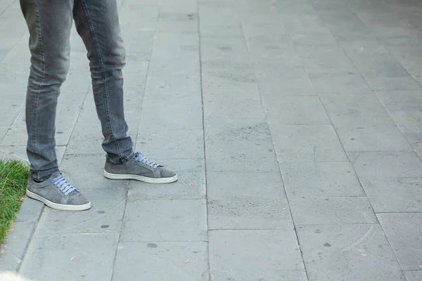 Hombre Está Caminando Fondo Del Parque — Foto de Stock