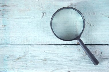 Mavi tahta masa zemininde büyüteç