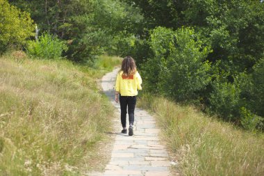 Dağdaki ormanda genç bir kadın.