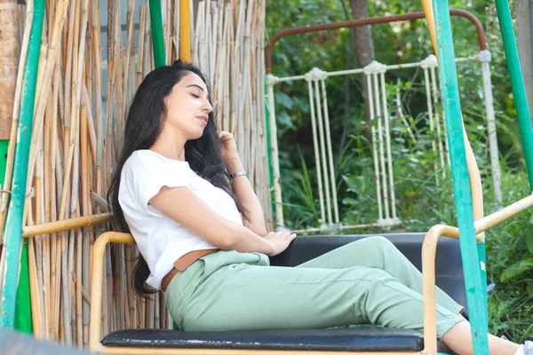 Glückliche Frau Auf Einem Schaukelstuhl Der Natur — Stockfoto