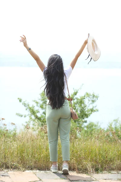 Gölün Arka Planında Genç Mutlu Bir Gezgin Kadın — Stok fotoğraf