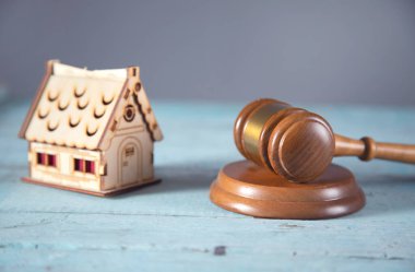 Çekiç ve model ev masanın üstünde.