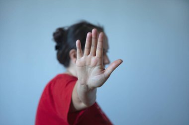 Üzgün kadın el dur işareti