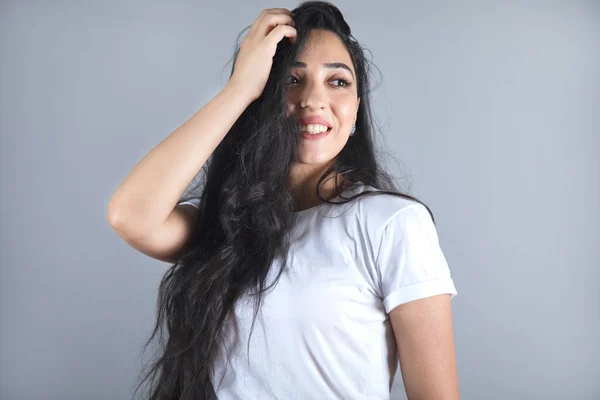 Jovem Mulher Feliz Mão Cabelo — Fotografia de Stock