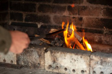 Karanlık bir günde barbekü yapan bir adam.