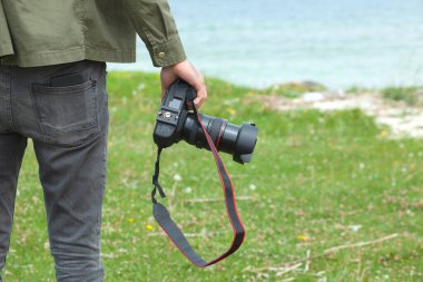 Adam denizin fotoğrafını çekiyor.