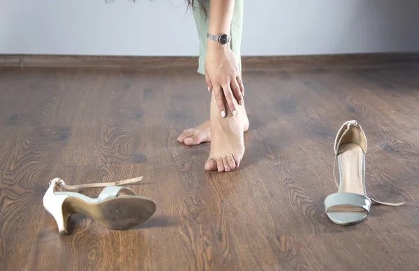 Mujer Mano Dolor Pies Zapatos Altos —  Fotos de Stock