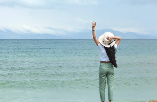 Deniz Arka Planında Şapkalı Mutlu Kadın — Stok fotoğraf