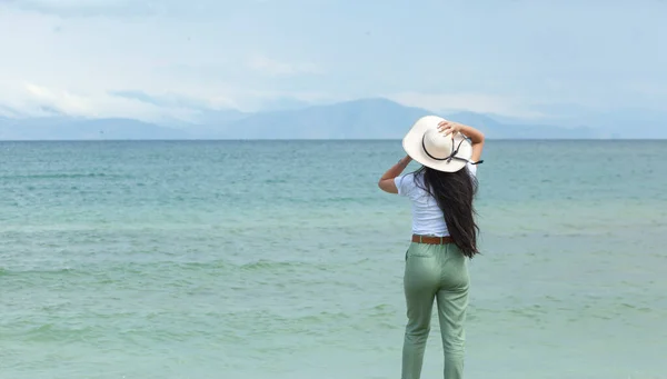 海を背景に幸せな若い女性が — ストック写真