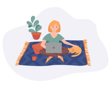 Serbest çalışan bir kadın halıda rahat rahat rahat dolaşır ve bembeyaz üzerinde bilgisayar ve kedi düz stili vektör çizimi bulunur. Serbest çalışan kız serbest meslek kavramı çevrimiçi çalışıyor.