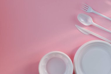 Tek kullanımlık sofra takımı. Çevreye önem vermek. Geri dönüşüm sorunu. Uzayı kopyala Düz çizgi. Yukarıdan bak. Daire yalan söylüyordu. Flatlay. Üst Manzara. Düz yatıyordu. Minimalizm.