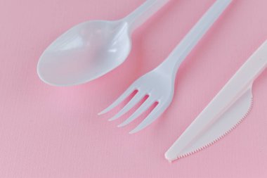Tek kullanımlık sofra takımı. Çevreye önem vermek. Geri dönüşüm sorunu. Uzayı kopyala Yukarıdan bak. Daire yalan söylüyordu. Flatlay. Üst Manzara. Düz yatıyordu. Minimalizm.