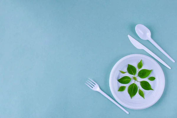 Ecologia de talheres de plástico. Louça descartável. Cuidar do meio ambiente. Problema de reciclagem. Vegetarianismo — Fotografia de Stock