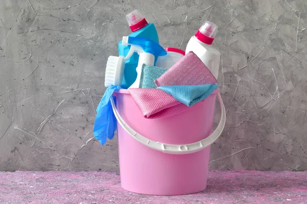 Balde rosa com detergentes. Limpeza da casa. Química . — Fotografia de Stock