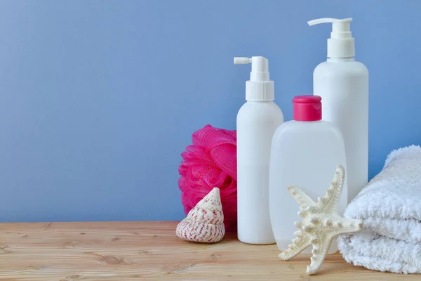 Diverse Vaatjes Voor Lichaamsverzorging Washandje Een Rol Handdoeken Met Gele — Stockfoto