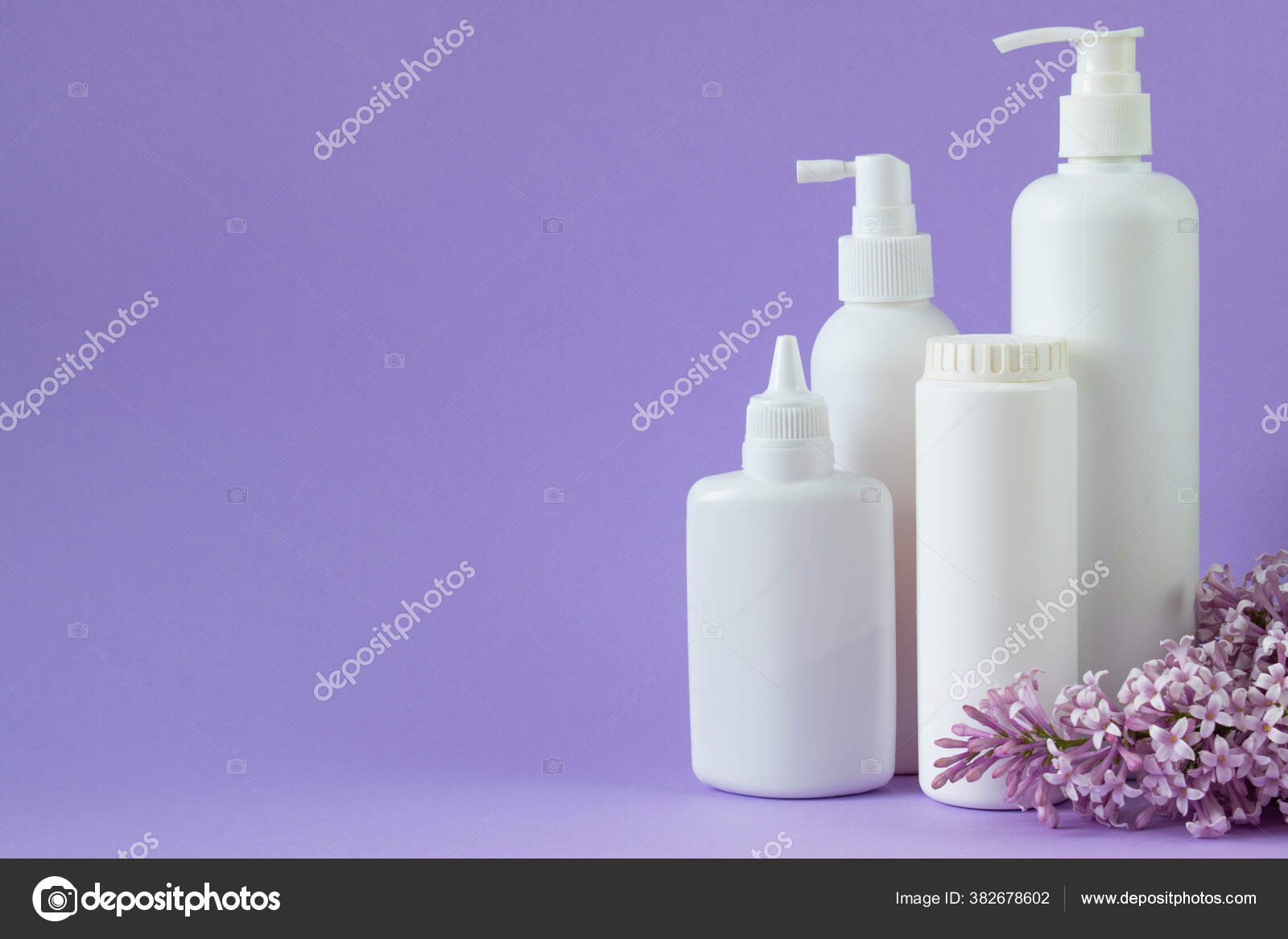 Pot Avec Poudre Pour Bebe Biberon De Talc En Poudre Savon Liquide Et Gel Douche Isole Sur Fond Violet Avec Une Branche De Lilas Image Libre De Droit Par Bycirinka C