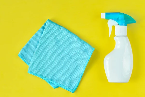 Spray and rag. Household chemicals. House cleaning, apartments. Plastic bottles. — Stock Photo, Image