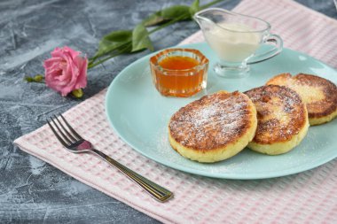 Kahvaltıda. Peynirli güveç. Süt ürünleri. Ricotta krepleri..