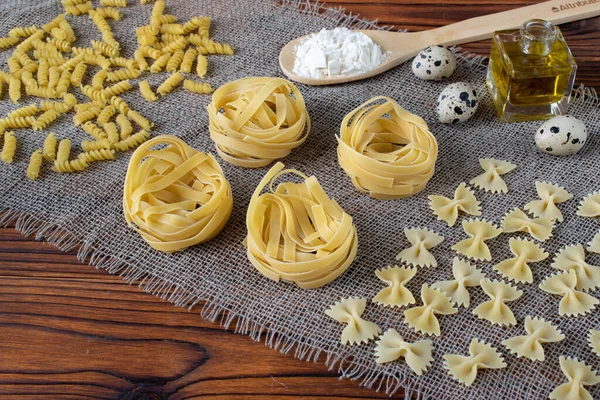 Várias Massas Secas Com Ingredientes Para Cozinhar Farinha Manteiga Ovo — Fotografia de Stock