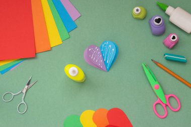 Alçılı yarımları yapıştırın. Kendiniz yapın. Sıralama. Renkli kağıttan tebrik kartı. El işi. Yukarıdan bak. LGBT. Gurur için ayağa kalk..