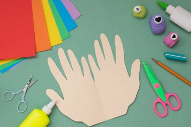 Kes ve ellerini aç. Kendiniz yapın. Sıralama. Renkli kağıttan tebrik kartı. El işi. Yukarıdan bak. LGBT. Gurur için ayağa kalk..