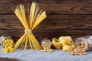 Çeşitli kuru makarna, fusilli, finchiglio, rigatoni, farfalle, penne. Akşam yemeği. Sağlıklı yiyecekler. Mesaj atmak için boş bir yer, tırnak içinde, özdeyişler ya da nane arkaplanda bir logo. Boşluğu kopyala