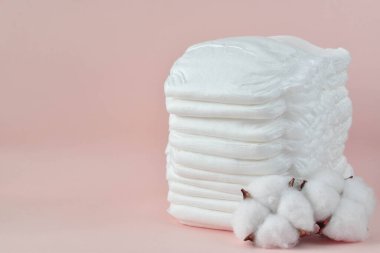 Sağ tarafta bir sürü bebek bezi ve arka planda kuru pamuk..