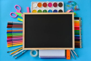 Okula dönelim. Kırtasiye ve okul panosu. Boşluğu kopyala.