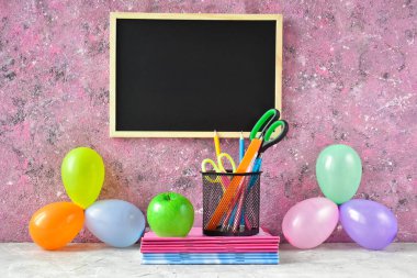 Okula dönelim. Pembe arka plandaki okul yönetim kurulunda mesaj yazılacak bir yer var. 1 Eylül Tatili.