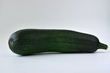 Taze sebze iliği. Beyazda izole edilmiş