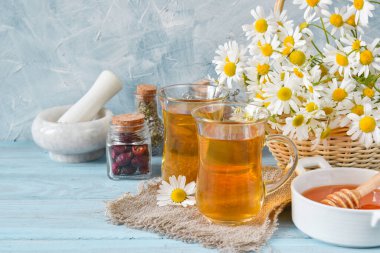 Çay, bal ve kurutulmuş otlar arka planda uzayın bir kopyasıyla