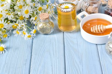 Çay, bal ve kurutulmuş otlar arka planda uzayın bir kopyasıyla