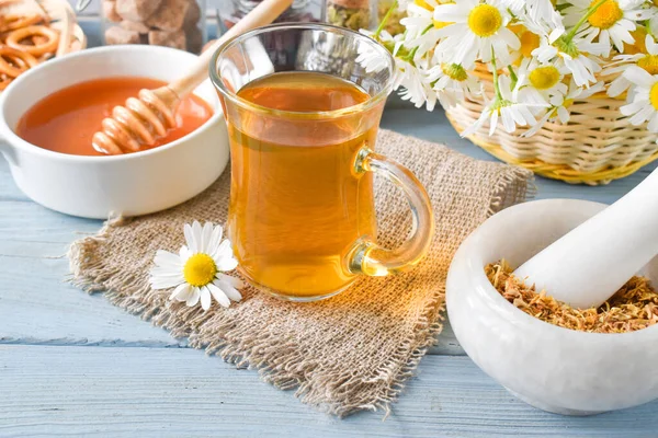 Şeffaf bir fincanda papatya çayı.