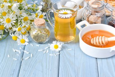 Çay, bal ve kurutulmuş otlar arka planda uzayın bir kopyasıyla