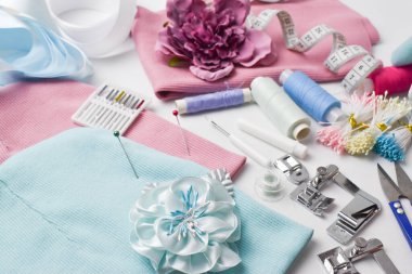 Beyaz arkaplan görünümünde bir dikiş makinesinden aksesuarları ve yedek parçaları dikmek