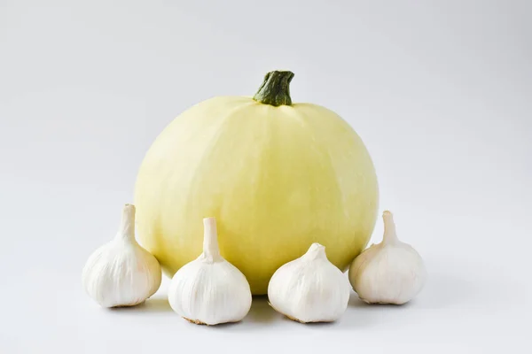 Isolé sur un fond blanc, il y a une citrouille blanche à l'ail — Photo