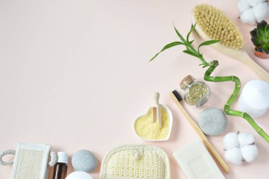 Düz yatıyordu. Üst görünüm.