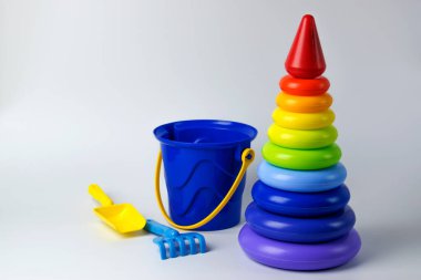 Kürek ve tırmıkla piramit ve veerko. Plastik oyuncaklar.