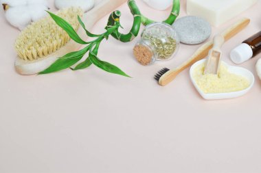 Kişisel hijyen ve vücut bakımı için çeşitli aksesuarlar. Üst görünüm.