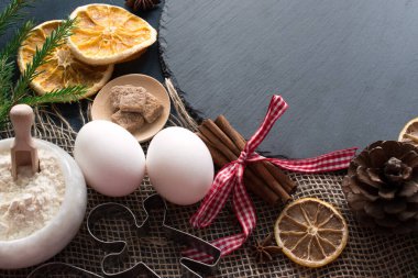 Sol tarafta kurabiye malzemelerinin Noel arkaplanı metin için yer var. Düz, üstten, yukarıdan, düz, düz. Yemek hazırlama..
