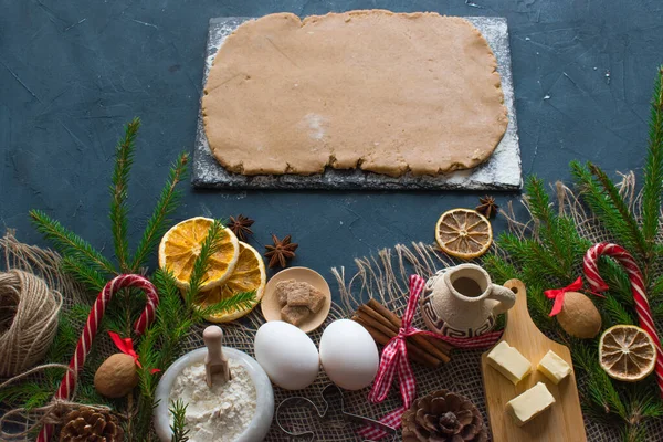 Un, şeker, yumurta, tereyağı, baharat, turuncu üst görünüm için malzemeler düz yatıyordu