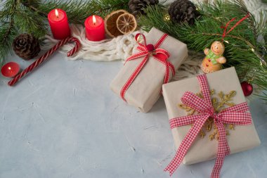 Yeni yıl aralığı. Noel kartı. Pankart. Yeşil dalların arka planında hediyelerle dolu bir kutu.