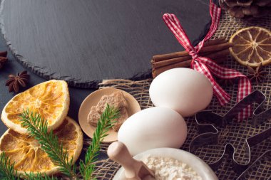 Tatil yemeği. Uzayın bir kopyasıyla Noel kurabiyesi yapmak için gerekli malzemeler. Ev yapımı kek. Zencefilli çörek..