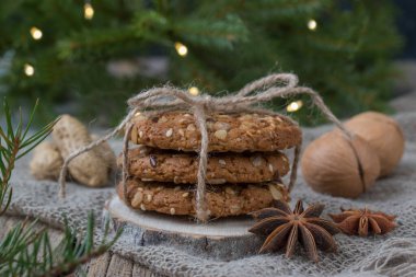 Noel ağacının arka planında Noel kurabiyeleri. Yulaflı kurabiyeler yakın plan. Kaçık. - Mutlu yıllar. Şekerlemeci.