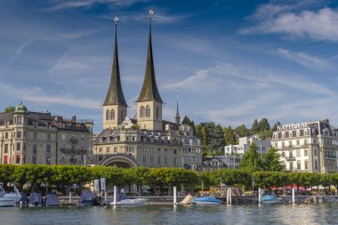 Kilise St. Leodegar ve lakeside Ulusal Quay Lake Lucerne, İsviçre ikiz Kulesi.