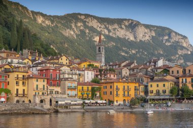 Lake Como, Lombardiya, İtalya Varenna limandan görünümü.