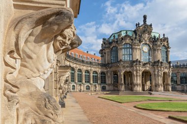 Dresden, Almanya ünlü bir sarayda Zwinger içinde Glockenspielpavillon (tonlarda ses veren çanlar Pavilion).
