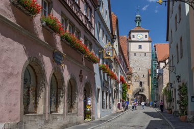 Georgengasse arkadaki (Weiber Turm) beyaz kulede Rothenburg ob der Tauber, Franconia Bavyera, Almanya.