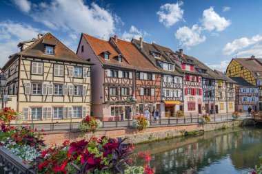 Renkli yarı ahşap evleri Petite Venise (Little Venice) bölgesinde Colmar, Fransa.
