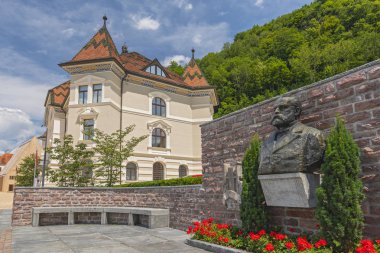 Besteci Josef Gabriel von Rheinberger heykeli ve Parlamentosu Vaduz, Liechtenstein eski bina göster.